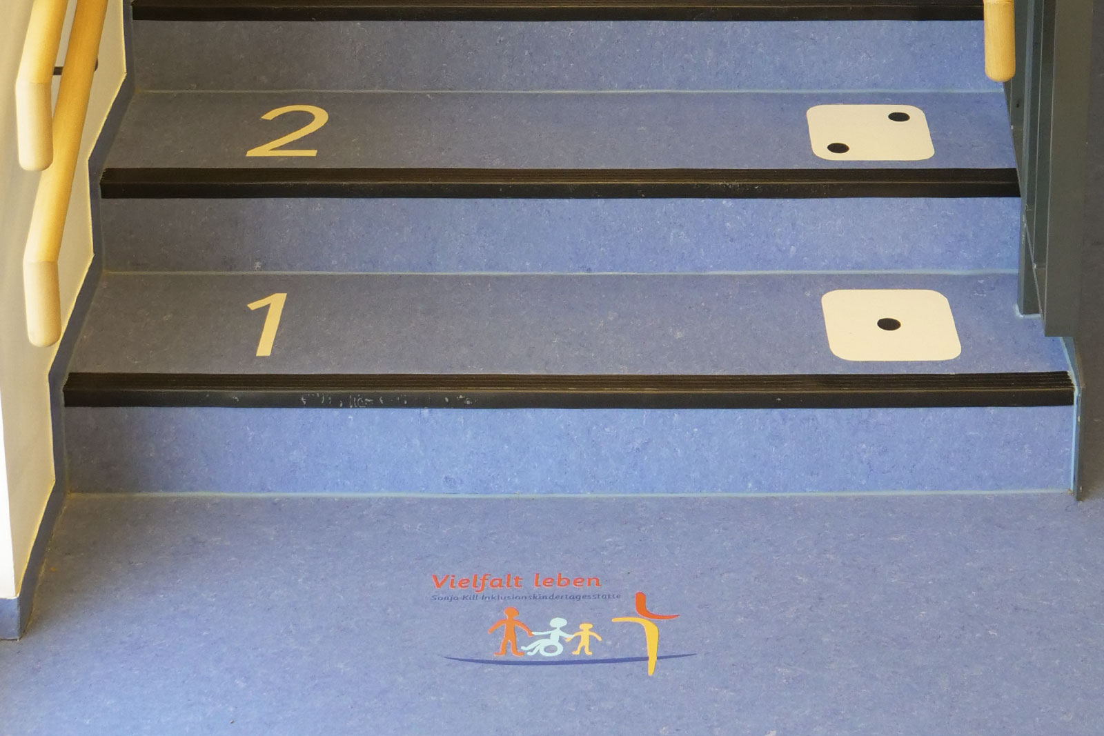 glasundboden-dr.schutz_kita_treppen